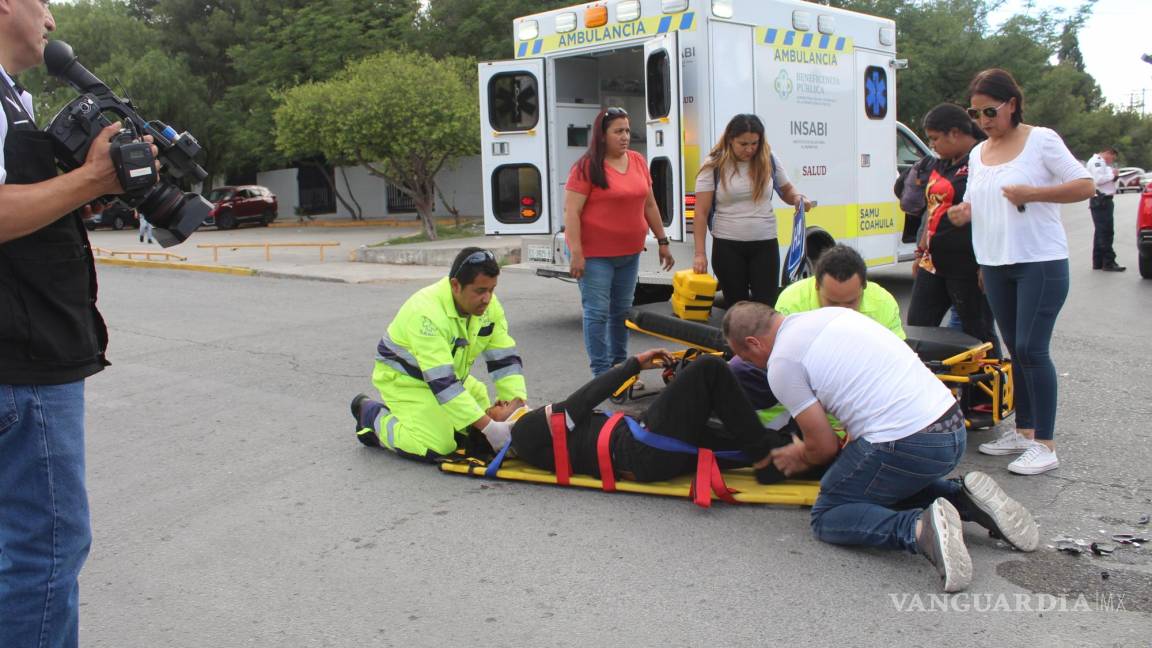 Choque deja chimuelo a motociclista; conductora le quitó el paso, en Saltillo