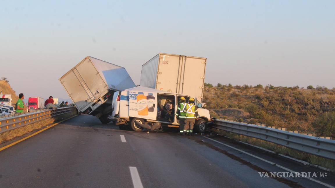 Empleado mueblero choca y mata a su copiloto en la autopista a Torreón