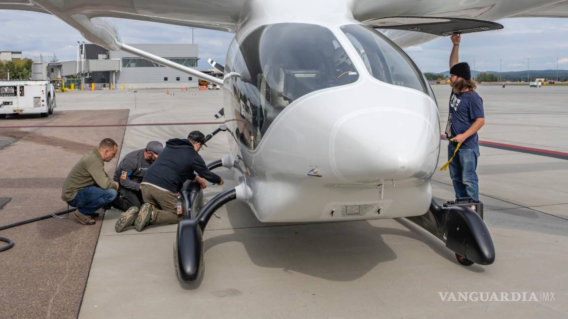 $!Empleados de Beta Technologies preparando el avión eléctrico experimental Alia CTOL para el despegue en Burlington, Vermont.