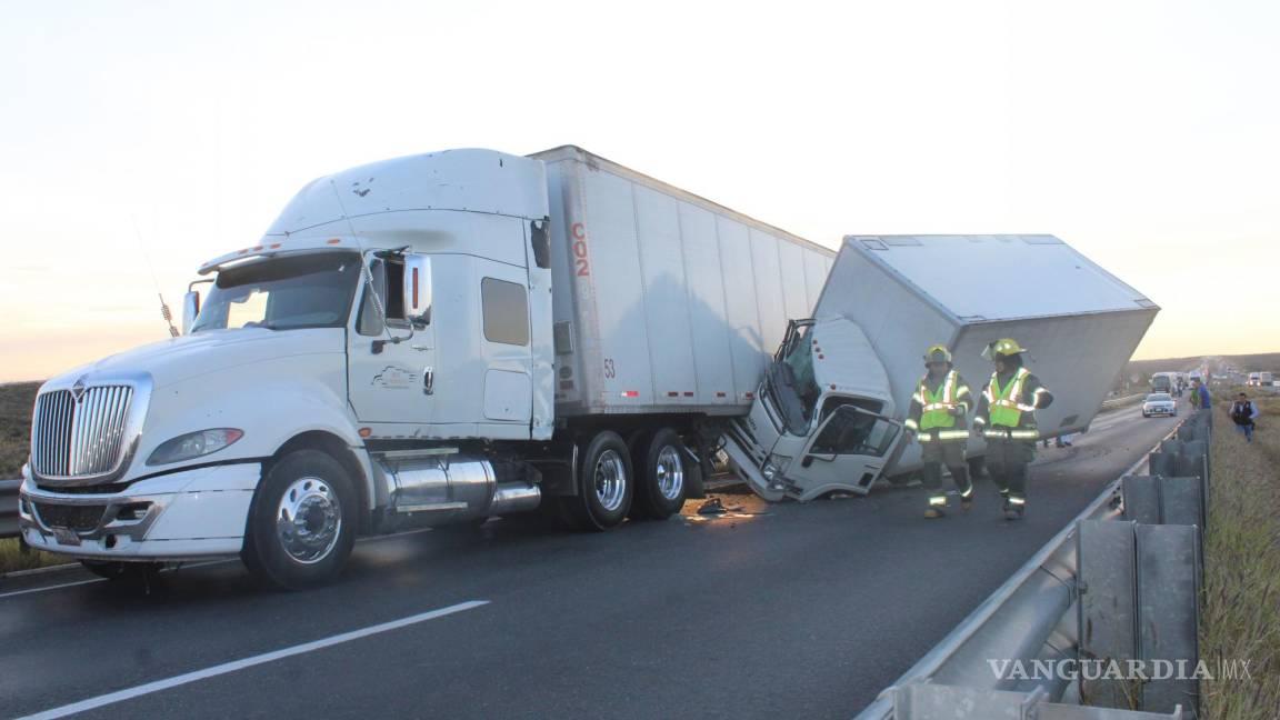 Empleado mueblero choca y mata a su copiloto en la autopista a Torreón