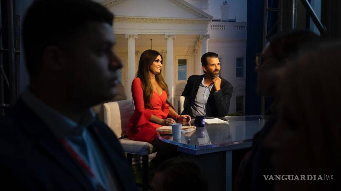 $!Donald Trump Jr. y su novia, Kimberly Guilfoyle, toman un descanso mientras graban en la Conferencia anual de Acción Política Conservadora.