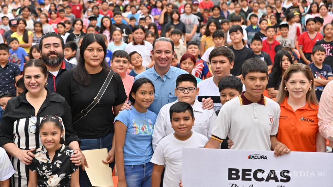 Beneficia Acuña con becas a mil estudiantes de primaria y secundaria