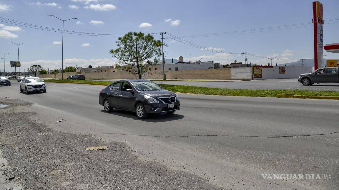 $!El vado del sur de Saltillo, un peligro latente para automovilistas, se agrava con la acumulación de agua y escombros.