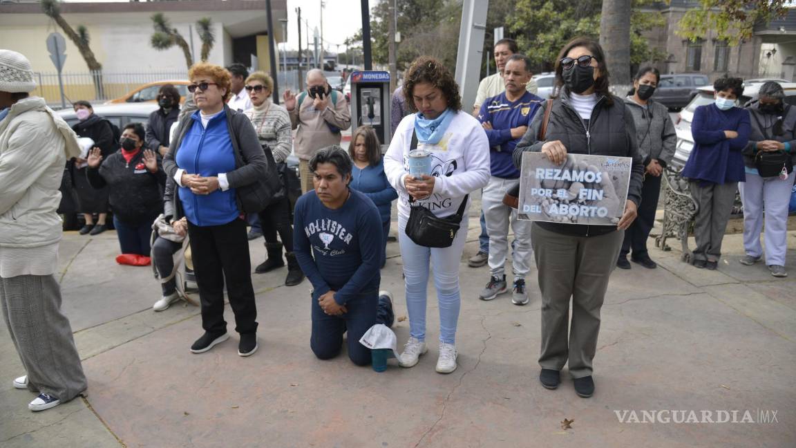 Realizan hora santa para el fin del aborto en Saltillo; clínica no abre sus puertas