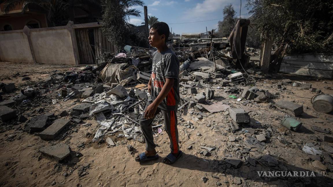 $!Un palestino camina cerca de los escombros de un edificio destruido tras un ataque aéreo israelí en Deir Al Balah, en el centro de la Franja de Gaza, el 4 de octubre de 2024.