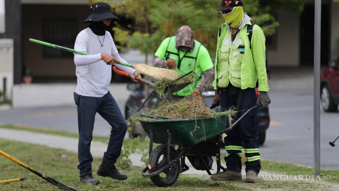 $!Brigadas del programa “Aquí Andamos” realizaron limpieza y deshierbe en la plaza del fraccionamiento Portal de las Lomas, mejorando el entorno comunitario.