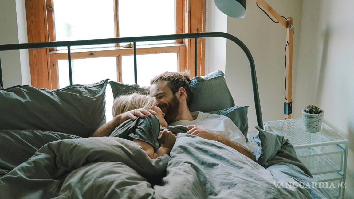 ¿Por qué puedo dormir más rápido si estoy con mi pareja?
