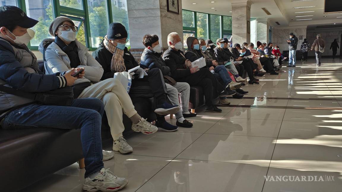 $!Familiares de fallecidos esperan a que se complete el proceso de cremación en un recinto funerario en Shanghái, China.