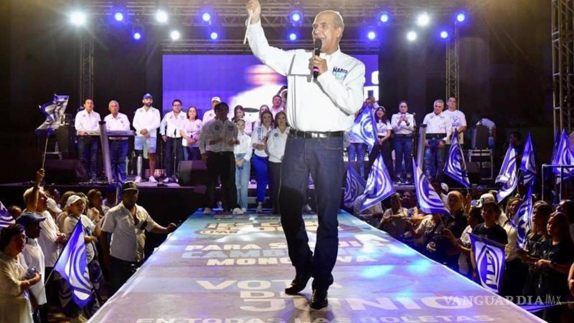 $!La multitud aclamaba a Mario Dávila Delgado mientras resaltaba los logros de su gestión y prometiendo seguir trabajando por el bienestar de Monclova.