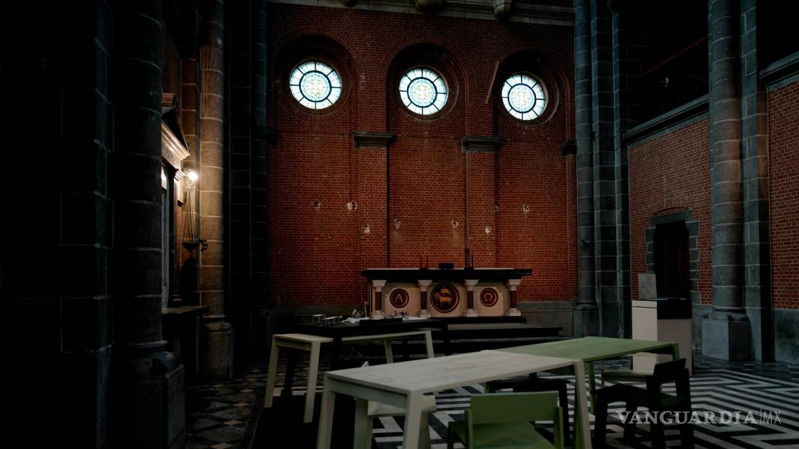 $!Se instalan mesas y una instalación de arte en la iglesia del Sagrado Corazón en Mechelen, Bélgica.