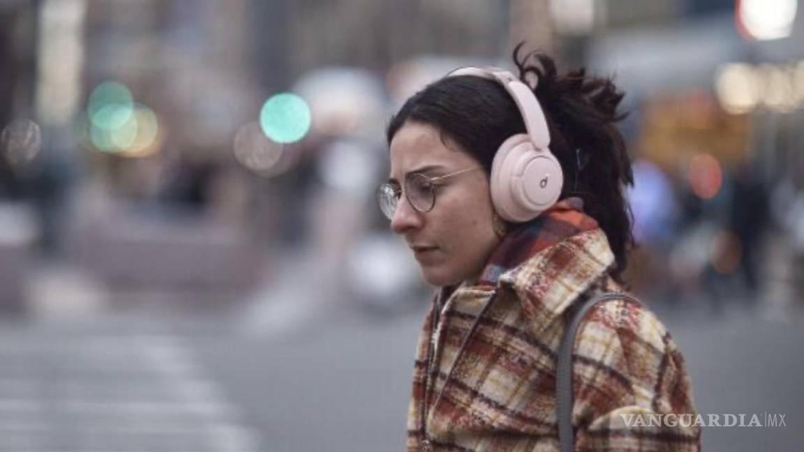 $!Una mujer camina usando sus auriculares el martes 17 de enero de 2023 en Nueva York.