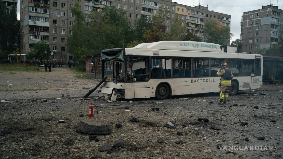 $!Un bombero junto a un autobús dañado tras un ataque ruso en Dnipro, Ucrania.