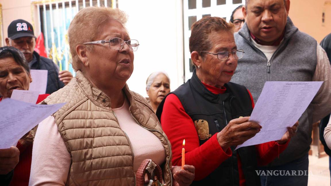 $!Los participaron entonaron las letanías para pedir posada.