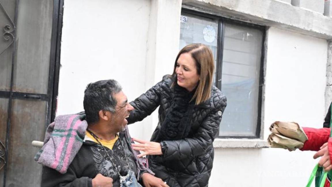 $!Sara Irma Pérez Cantú, acompañada de su equipo, entrega apoyo directo a las familias de Frontera, demostrando su compromiso con el bienestar de los ciudadanos.