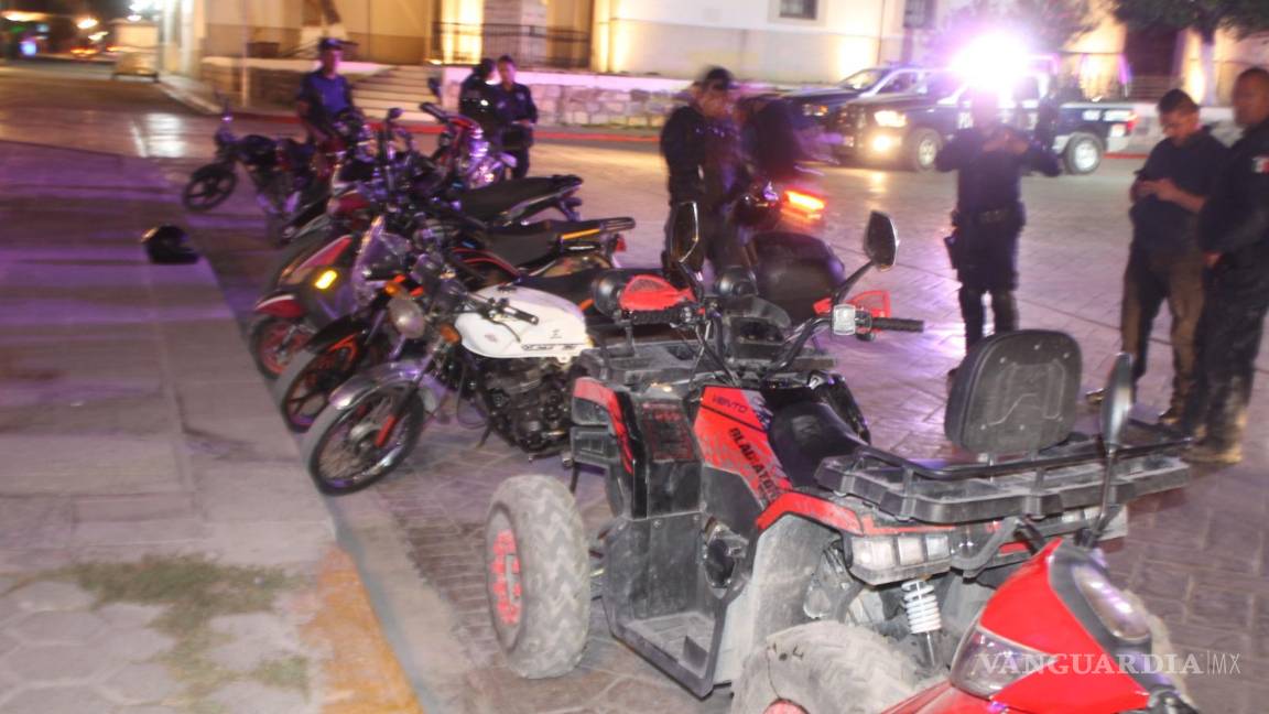 $!La Policía de Tránsito refuerza las medidas de seguridad vial con un operativo a motociclistas en pleno centro.