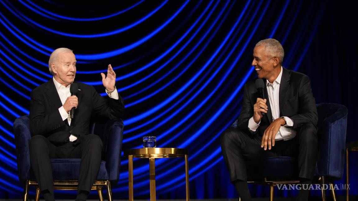 ‘Rescata’ Barack Obama al presidente Biden, tras ‘quedar congelado’ en el escenario, en un evento en Los Ángeles