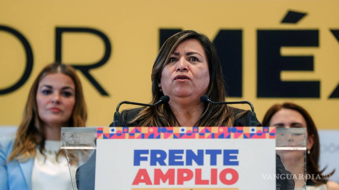 $!La secretaria del Partido de la Revolución Democrática (PRD), Adriana Díaz, habla en una conferencia de prensa en la Ciudad de México (México).