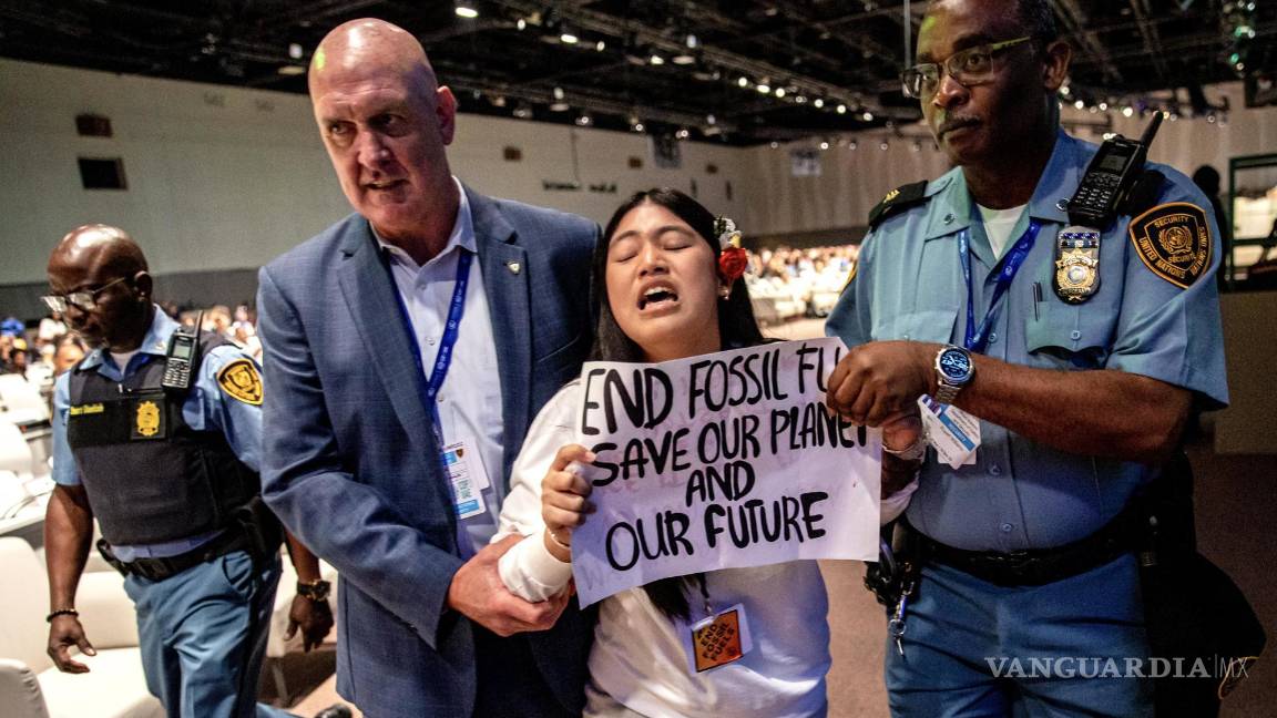 $!Oficiales de seguridad escoltan a la activista climática indígena de la India, Licypriya Kangujam (2-R), de 12 años, mientras protesta en la COP28 en Dubai.