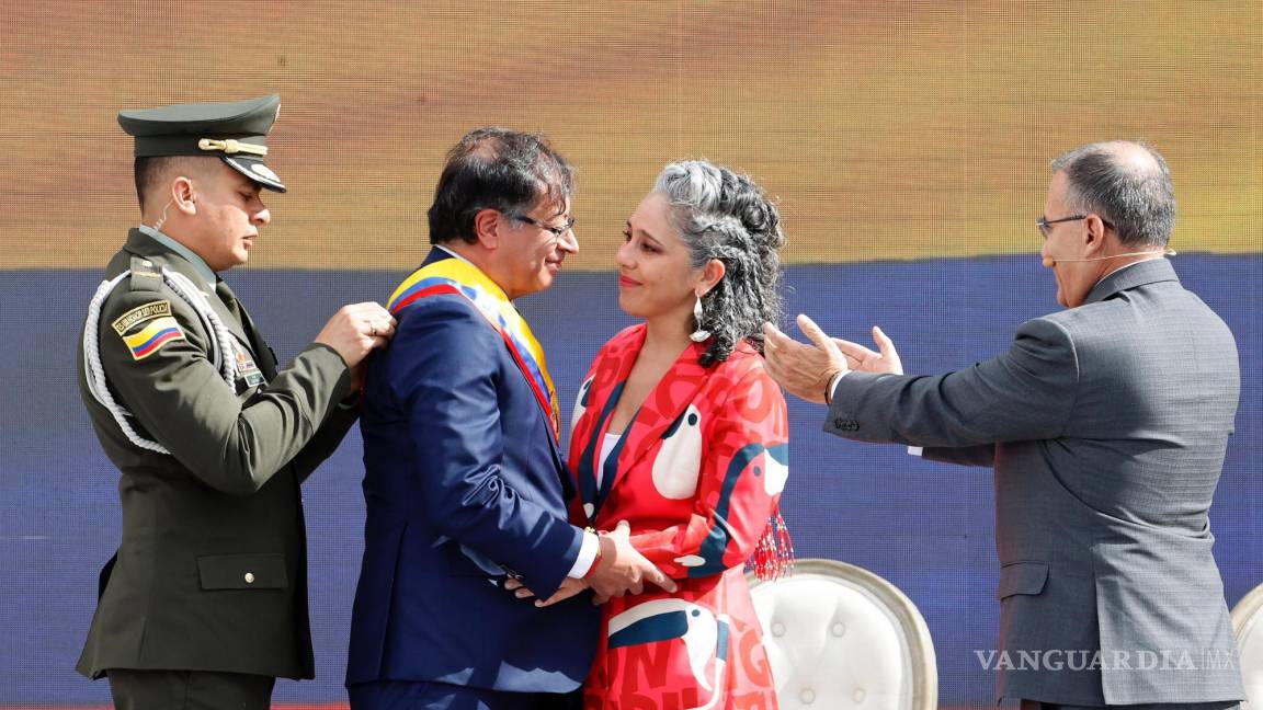 $!El presidente de Colombia, Gustavo Petro (2-i), recibe la banda presidencial de parte de María José Pizarro (c), y del presidente del Congreso, Roy Barreras.