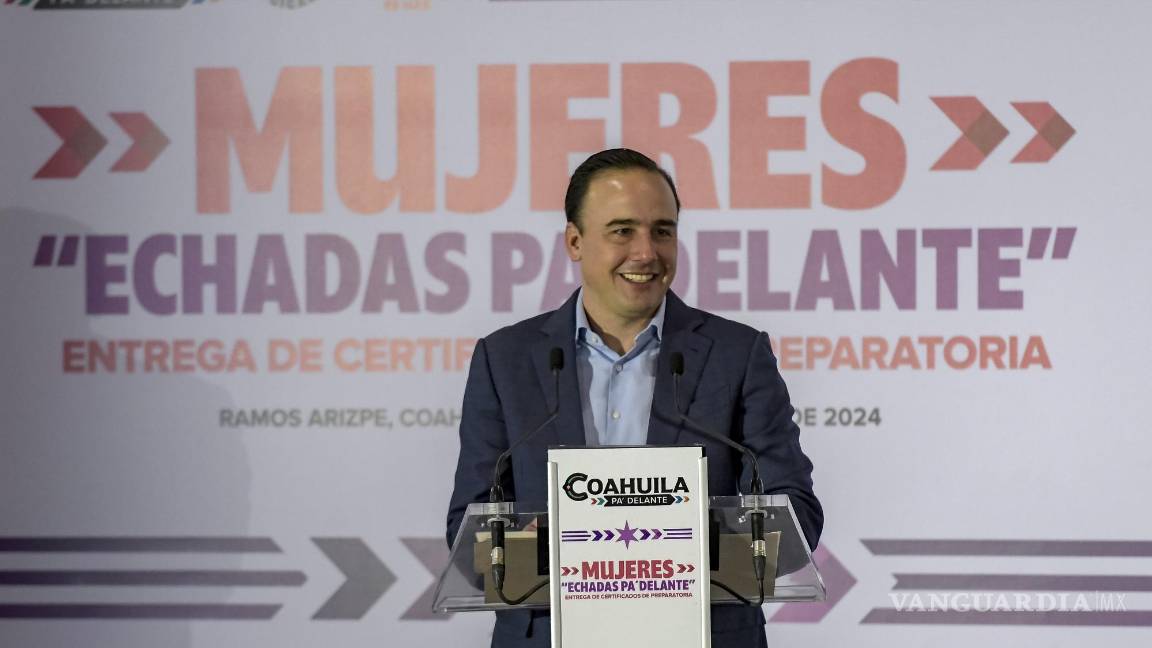 $!Manolo Jiménez elogió la determinación de las mujeres que superaron obstáculos para obtener su educación y destaca el papel fundamental de la mujer en fortalecer la sociedad.