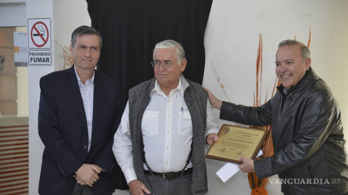 $!Carlos Martínez Gómez recibiendo el reconocimiento.