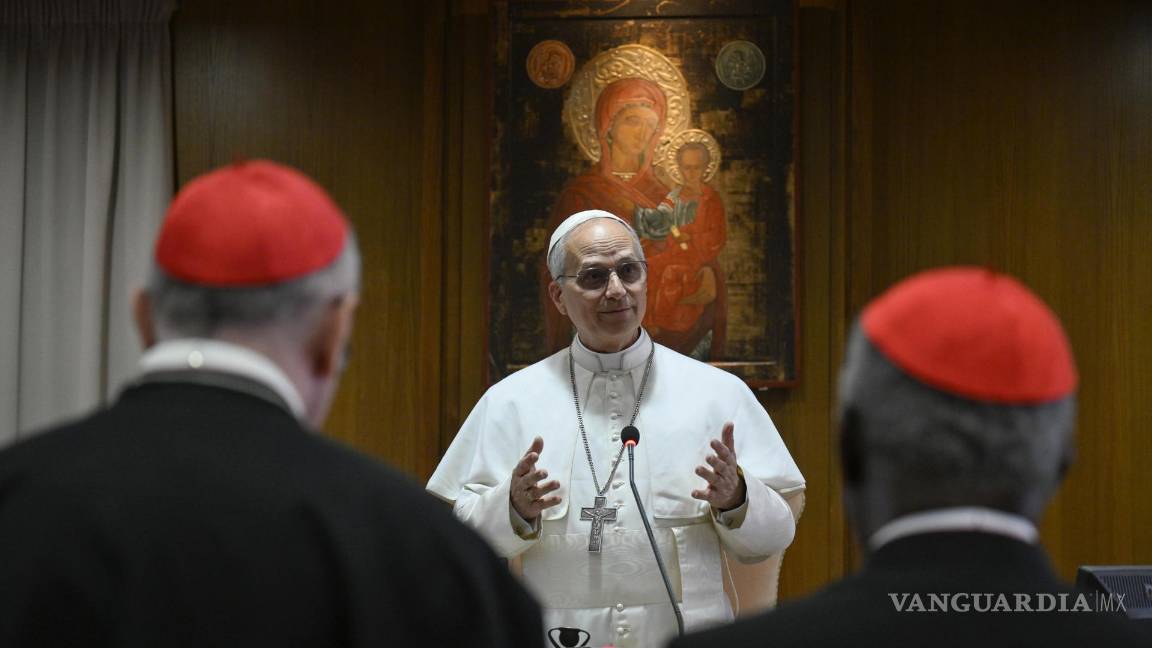 $!El papa León XIV durante un encuentro con los cardenales que dos días antes le eligieron como el 267 pontífice de la Iglesia católica.