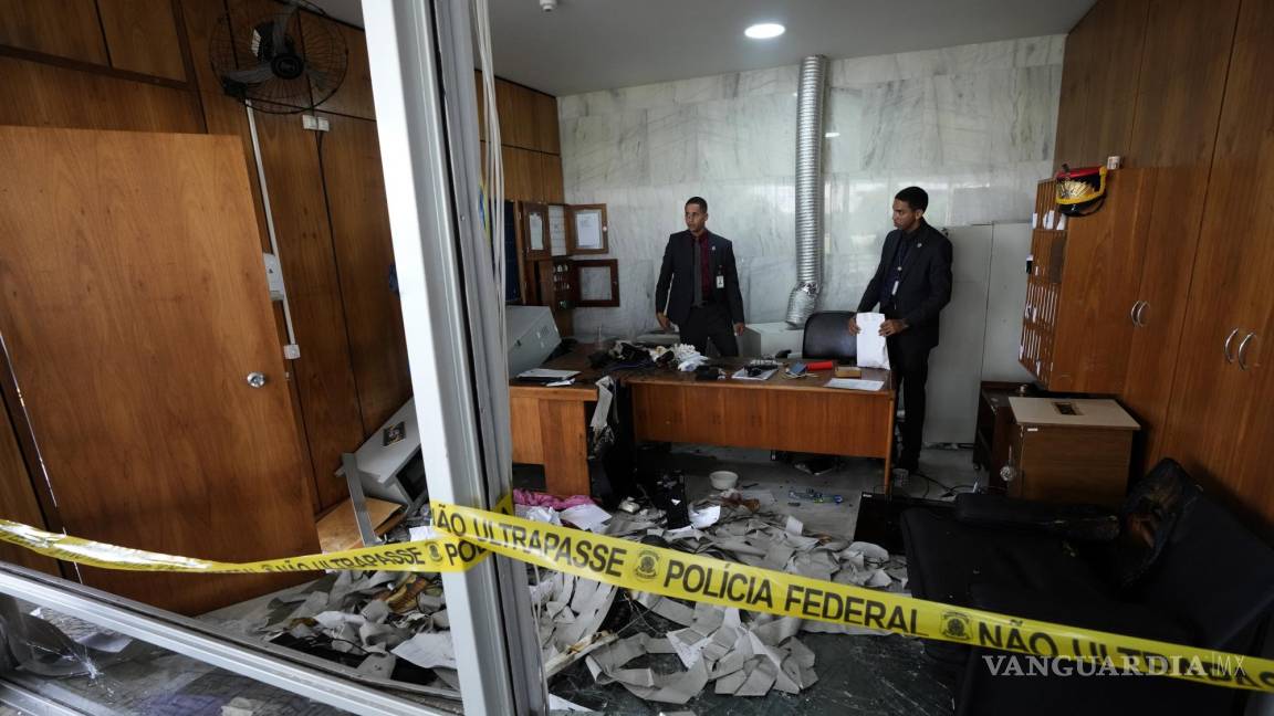 $!Los agentes inspeccionan una sala de seguridad que fue destrozada dentro del Palacio de Planalto, la oficina del presidente en Brasilia, Brasil.