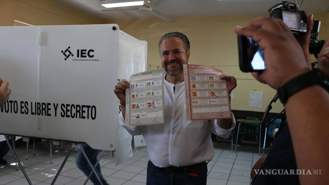 Emite su voto candidato de UDC-Partido Verde Evaristo Lenin Pérez Rivera