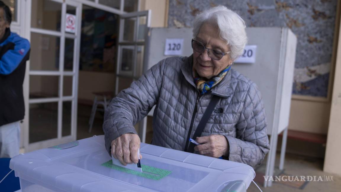 Abren centro de votación para la segunda elección constituyente en Chile