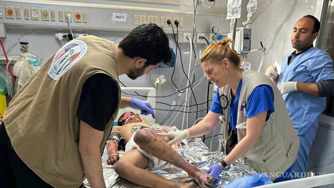 $!Monica Johnston RN de la Asociación Médica Palestina Estadounidense PAMA, con un paciente que sufrió quemaduras graves en Khan Younis, Gaza.