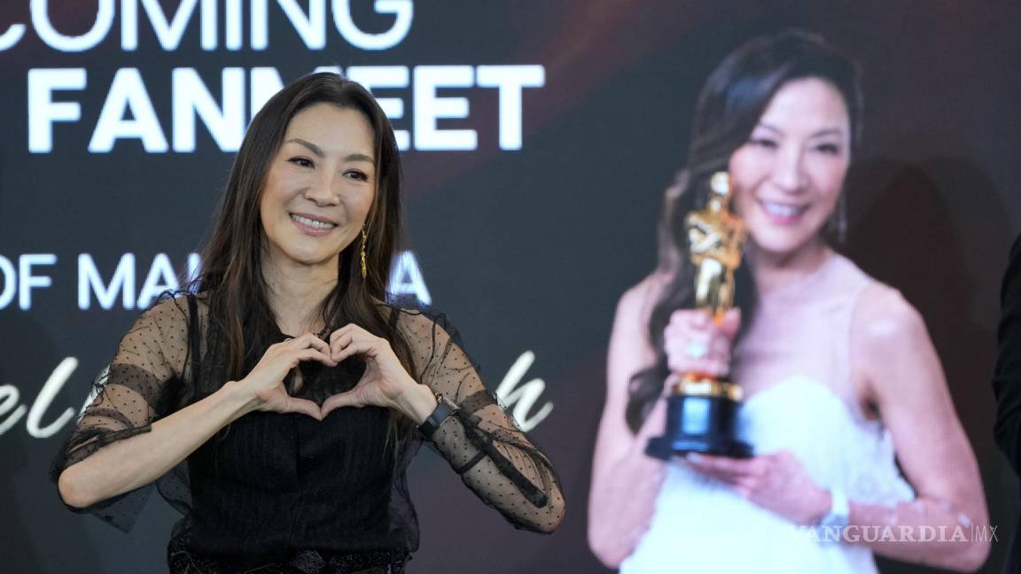 Sigue Michelle Yeoh tras la conquista de más público ahora con un Oscar ‘bajo el brazo’