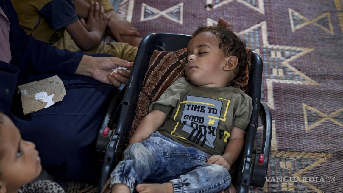 $!Abdel-Rahman Abu El-Jedian, que padece polio, duerme en un campamento de tiendas de campaña improvisado en Deir al-Balah, en la Franja de Gaza.