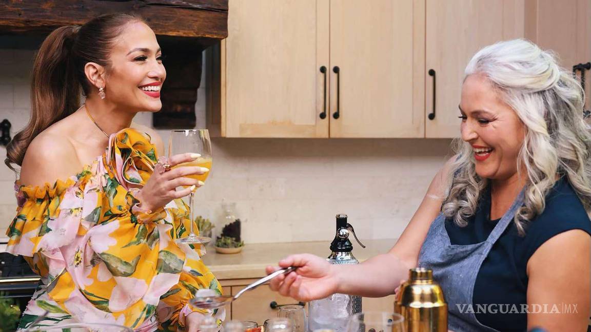¡Mi gente latino! Libera Jennifer Lopez a álter ego ‘más juguetón’ con Delola, su nuevo cocktail (video)