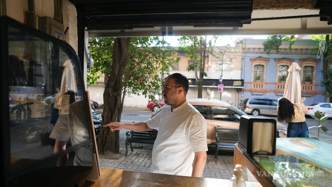 $!Manu Tovar abre las puertas de su panadería para vender pan de muerto, para el Día de Muertos en México, en el barrio de San Rafael de la Ciudad de México