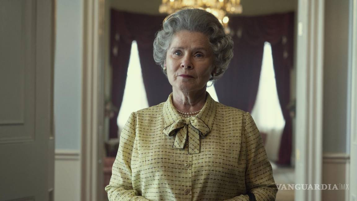 $!En esta imagen proporcionada por Netflix, Imelda Staunton como la reina Isabel II en The Crown.