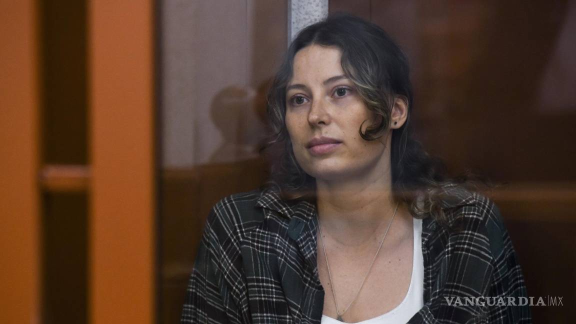 $!Ksenia Karelina, que fue arrestada por cargos de traición, sentada en la jaula de un acusado en un tribunal de Ekaterimburgo, Rusia.