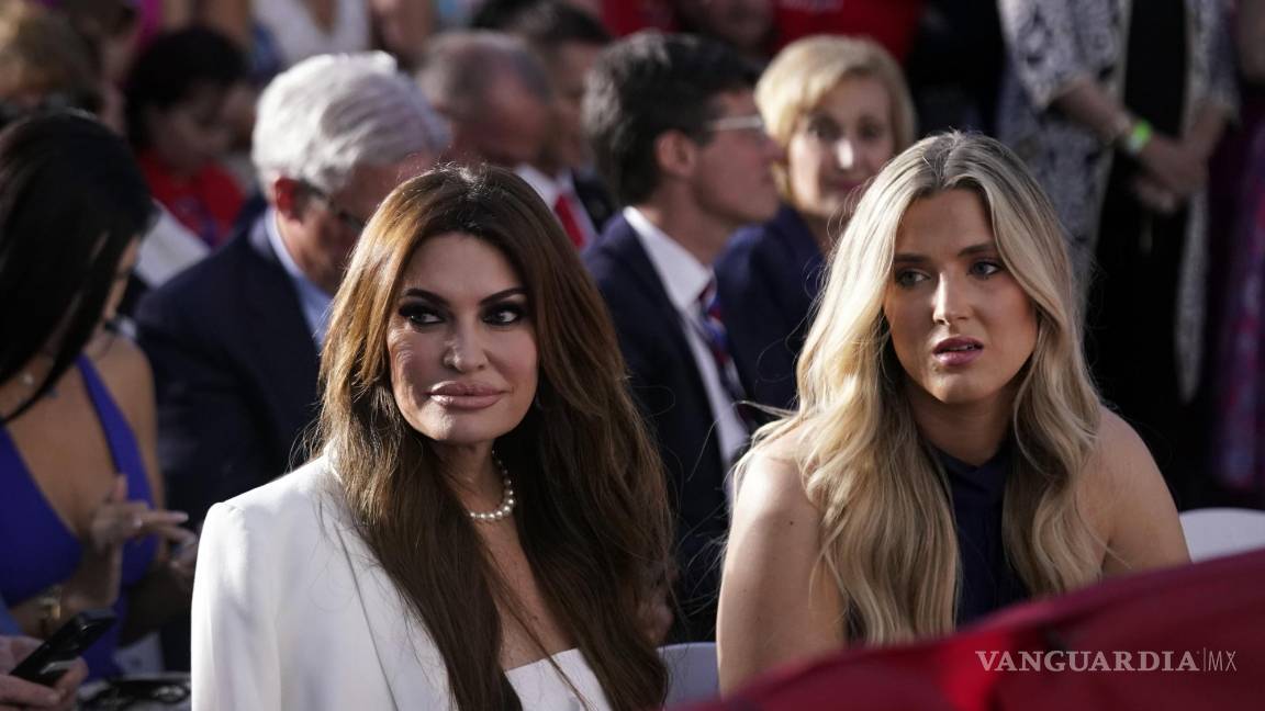 $!Kimberly Guilfoyle, prometida de Donald Trump Jr. (i) llega antes de que el expresidente hable en el Trump National Golf Club en Bedminster, Nueva Jersey.