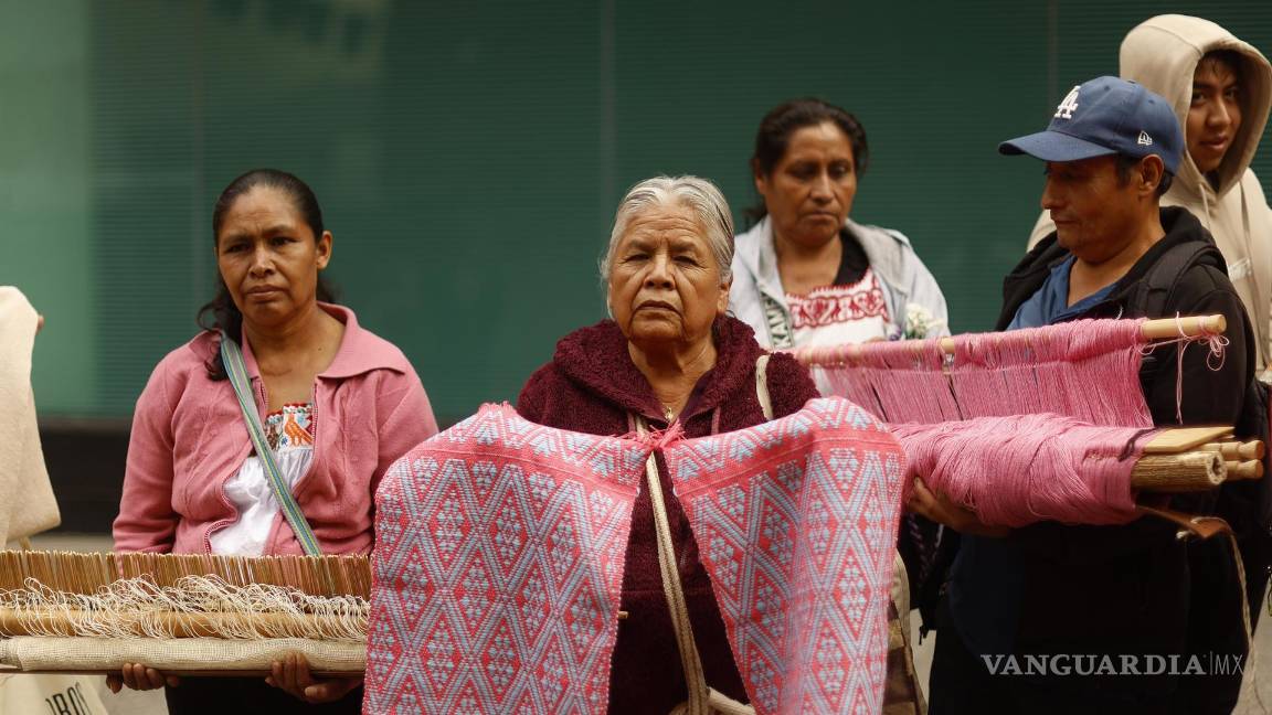 $!La manifestación ocurrió mientras se llevaba a cabo una reunión con autoridades y las partes involucradas por la denuncia del registro indebido de la iconografía de flor y canto.
