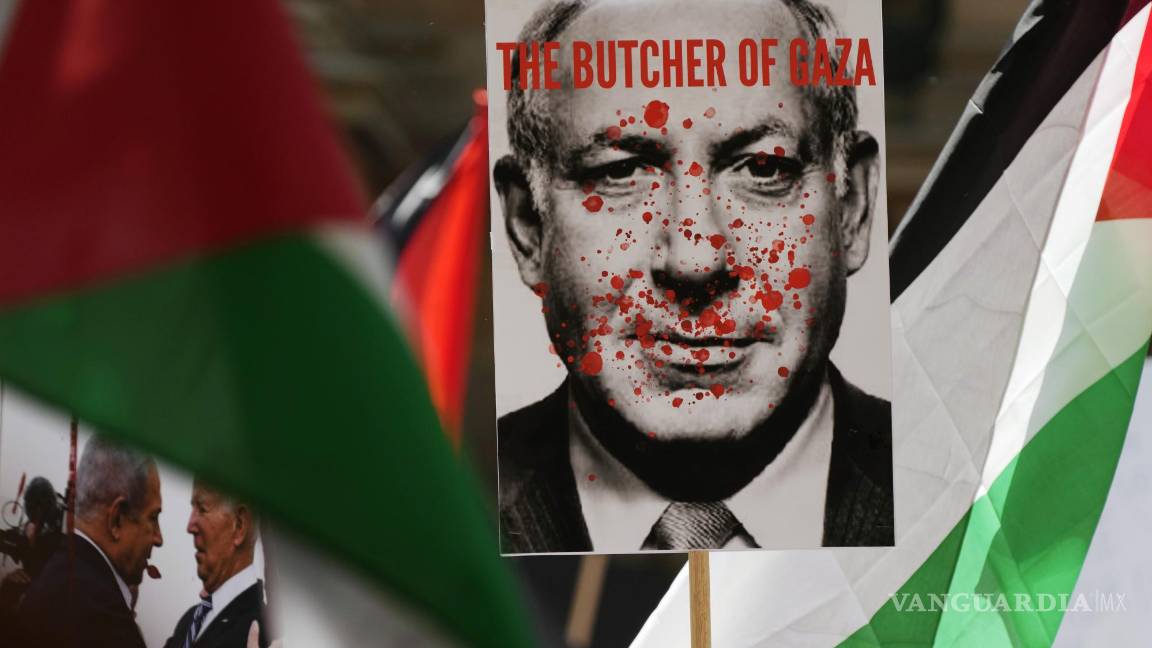 $!Carteles de Benjamin Netanyahu, y Joe Biden, entre banderas palestinas en una manifestación pro palestina en Sydney, el 21 de octubre de 2023.
