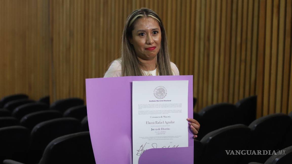 $!Eluzai Rafael Aguilar, se retira del auditorio del INE luego te recibir su constancia de mayoría luego de que su candidatura resultara ganadora. Actualmente la ligan a liderazgos de la Luz del Mundo. | Foto: Cuartoscuro