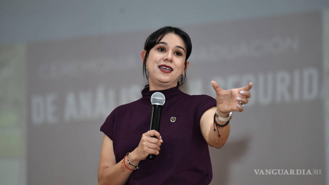 $!La subsecretaria de Proximidad Social y Prevención del Delito, Gabriela Guadalupe Franyutti García, compartió con las estudiantes su experiencia profesional y la importancia de la preparación académica y la autonomía.