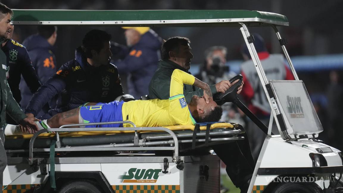 Neymar sufre escalofriante lesión en la derrota de Brasil ante Uruguay