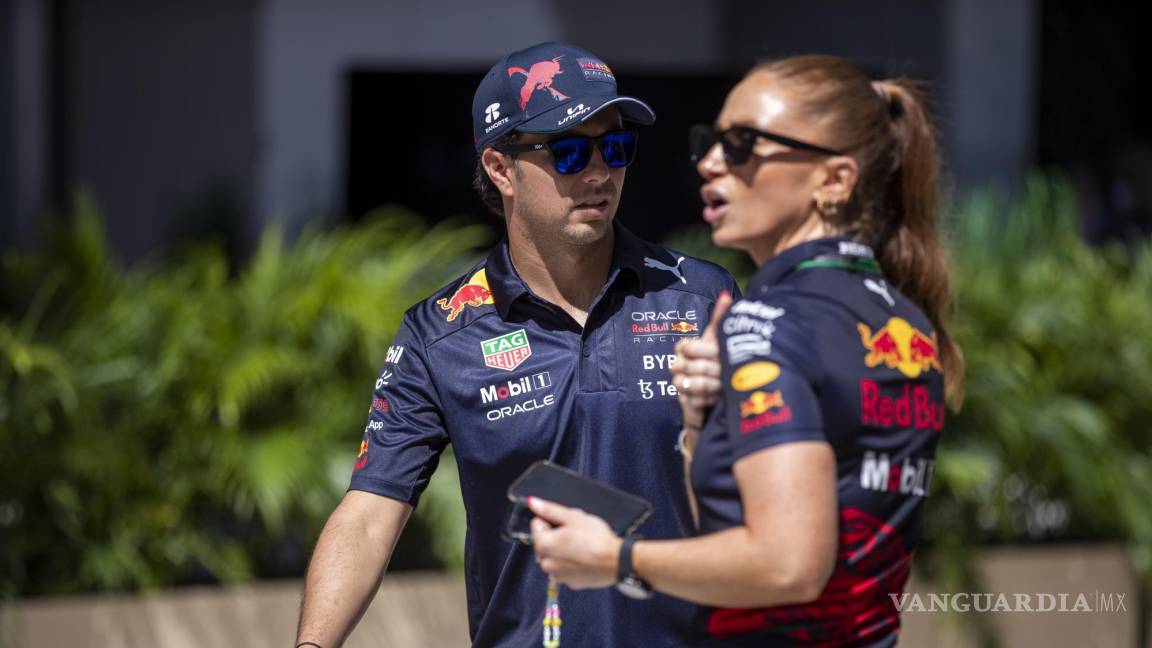 $!El piloto mexicano de Fórmula Uno, Sergio Pérez, de Red Bull Racing, en el paddock durante el Gran Premio de Fórmula Uno de Miami.