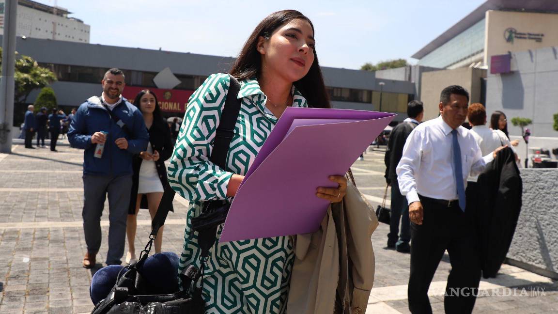 $!Madián Sinaí Menchaca Sierra, hija del obispo, Nicolás Menchaca Tristán, actual líder de la Luz del Mundo y quién sucedió a Nasson Joaquín, recibió su constancia de mayoría para jueza administrativa en el distrito 4. | Foto: Cuartoscuro