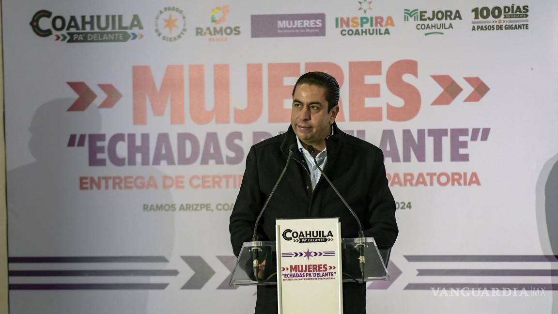 $!El alcalde José María Morales Padilla reconoce el esfuerzo y dedicación de las mujeres de Ramos Arizpe que lograron cumplir sus sueños educativos.