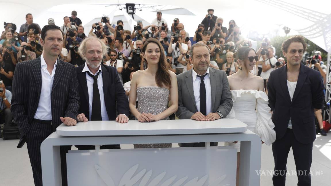 $!(De izquierda a derecha) Melvil Poupaud, Arnaud Desplechin, Marion Cotillard, Patrick Timsit, Cosmina Stratan y Benjamin Siksou asisten en Cannes, Francia.