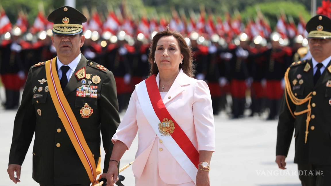 $!La presidenta de Perú, Dina Boluarte (c), preside una ceremonia por la conmemoración de la Batalla de Ayacucho en Lima, Perú.