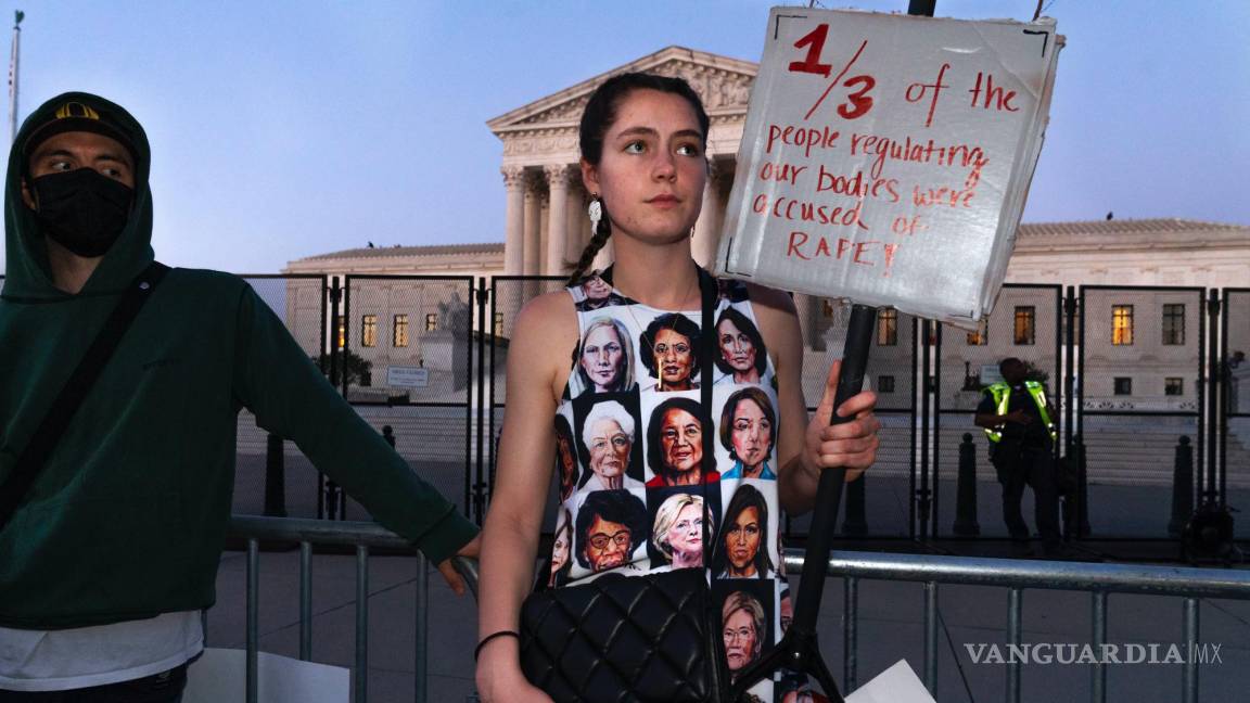 $!Una mujer protesta por el derecho al aborto mientras usa un vestido con rostros de mujeres demócratas famosas en Washington.