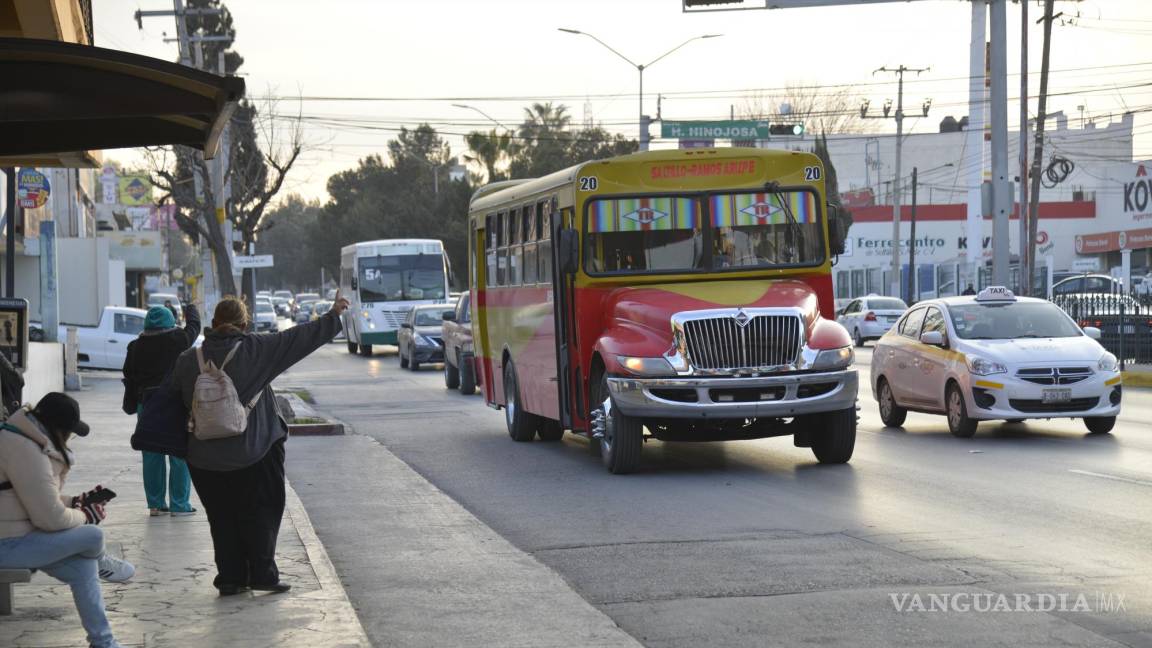 Estudiantes gastan 66 pesos al día en Ruta Ramos-Saltillo; choferes no respetan tarifas, denuncian