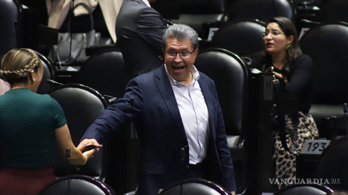 ‘Me van a ver seguido’: Captan a Ricardo Monreal abordar helicóptero desde la Cámara de Diputados